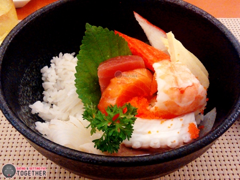 Cơm tô sushi và các loại cá sống 