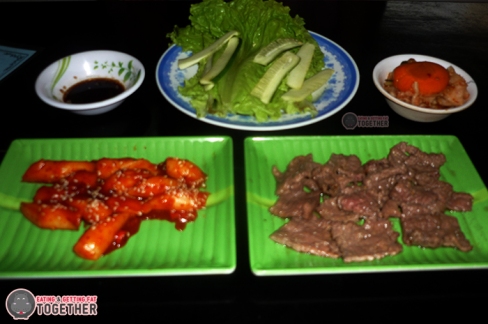thịt bò ăn kèm với rau và tương (tobokki kêu riêng chứ không có chung combo này đâu nha)